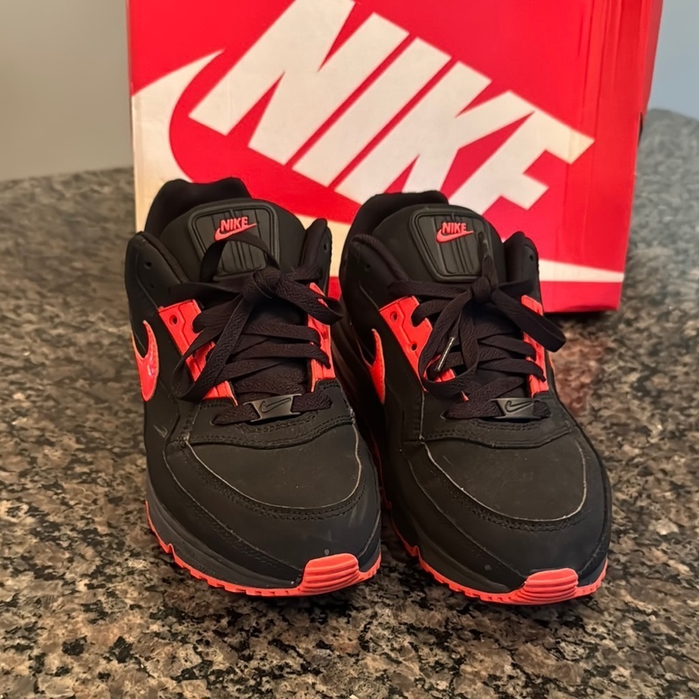 Nike air max LTD 3 Black and Red Sneakers EUC 10.5